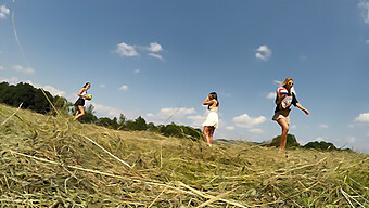 Vidéo De Réalité En Plein Air Mettant En Vedette Des Filles Sans Culotte Qui S'Exposent Dans La Nature Par Une Journée Ensoleillée