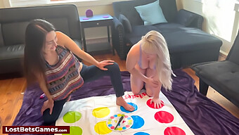 Lesbisk Twister-Spel Blir Hett Med Leksakslek