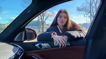 Stefany Kyler 18 År Gammel Pov Blowjob Og Anal I Bilen