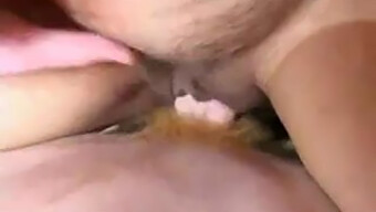 Uma Milf Ruiva Desfruta De Sexo Anal No Banheiro.