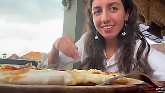 O Starletă Porno Uimitoare Se Bucură De Pizza Și Sex În Aer Liber Într-O Cafenea Publică.