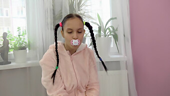 En Tatoveret Pige Med Pigtails Får Sin Barberede Fisse Slikket Og Kneppet Hårdt