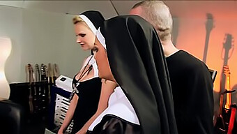 Monjas Se Involucran En Una Sesión De Sexo Grupal Pecaminoso En El Video Hardcore Del Vaticano