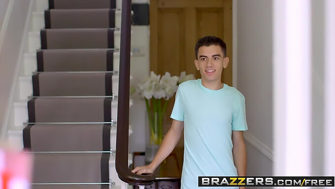 Brazzers - ステップママがコントロールを取る - 手コキとフェラチオアクション