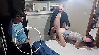 Vídeo Amador De Ksalnovinhos Apresenta Esposa Vendada E Amigo Transando Com Corno