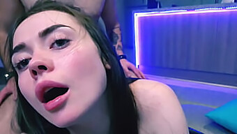 Bạn Gái Cho Một Blowjob Lộn Xộn Và Bị Đụ Mạnh