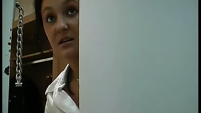 Tienertje (18+) Krijgt Deepthroat Van Vriendje In Hotelkamer