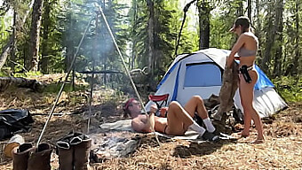 Excursie De Camping Nud Cu O Blondă Și O Brunetă