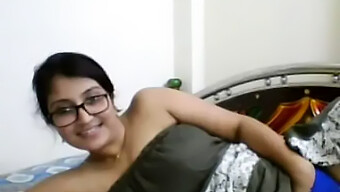 Uită-Te La Masturbarea Senzuală A Lui Julie Bhabhi Pe Webcam