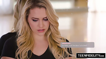 La Jeune Mia Malkova Aux Petits Seins Fait Chanter Un Banquier Avec Ses Fesses