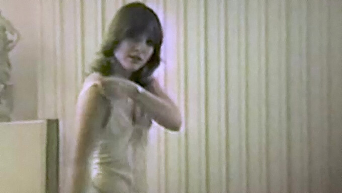 La Chica Vintage De Los 80 Muestra Sus Movimientos En Este Striptease