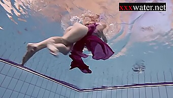 Russischer Teenager (18+) Schwimmt Nackt Im Pool