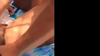 Sexo Amateur En Público: Una Chica Y Un Desconocido En La Arena