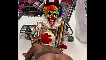 Partygirl Gibt Clown Öffentlich Einen Blowjob