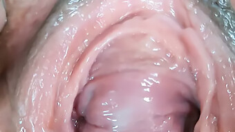 Mädchen Masturbiert Mit Großer Muschi-Gape Und Masturbation