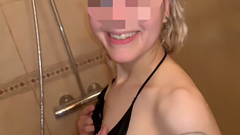 Une Adolescente Amateur Aux Gros Seins Se Fait Prendre En Gorge Profonde Et Prend Une Douche