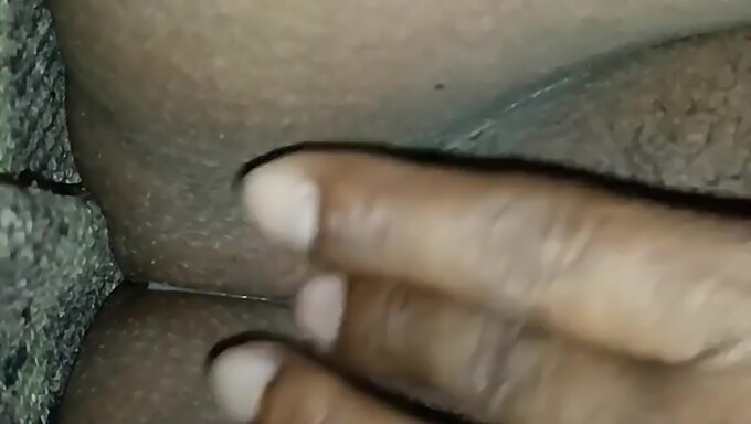 Indiase Tiener Krijgt Een Close-Up Van Orale Seks In Deze Pov-Video