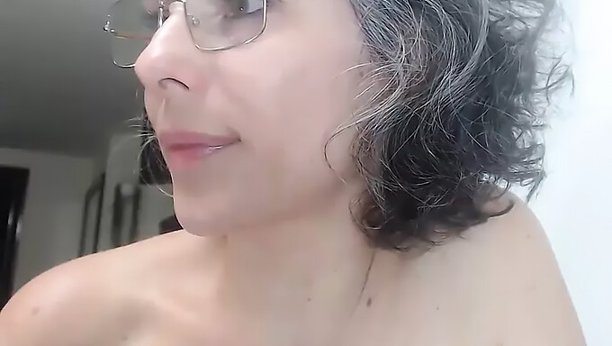 La Mujer Madura De Cabello Gris Se Complace A Sí Misma