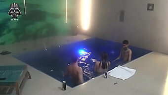 Tres Son Compañía: Morenas Y Chicas Con Grandes Tetas Disfrutan De Diversión En La Piscina