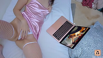 La Dolce Ragazza In Lingerie Gode Guardando Porno