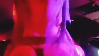 Busty Blond Stripper Viser Sin Krop Frem I En Topløs Sceneshow