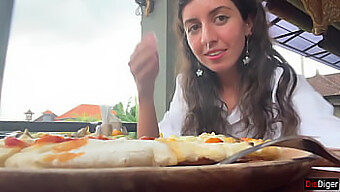 Al Fresco Dineren Met Een Kinky Twist: Meisje Slikt Pizza En Sperma In Het Openbaar