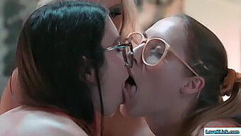 Mengajari Lesbian Muda Bagaimana Menikmati Seks Anal