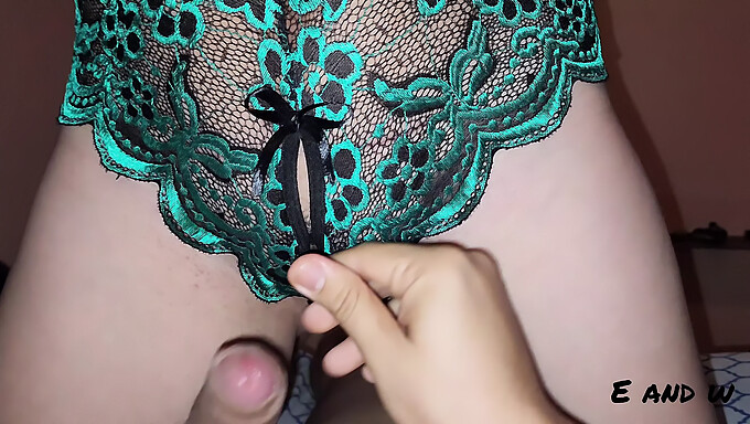 Adolescente (18+) Em Lingerie Se Entrega Ao Grande Clitóris