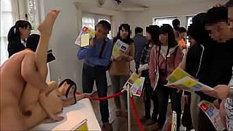 Ragazze Giapponesi In Una Mostra D'Arte Esplorano I Loro Perversi