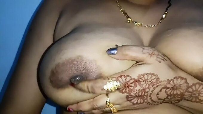 Brincadeira Com Os Mamilos E Foda Com O Cu De Uma Bhabhi Desi