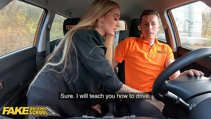 Daisy Lee Njuter Av Muntliga Lektioner Mer Än Körlektioner I Fakedrivingschool-Video