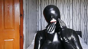 Une Soumise En Latex Se Fait Bander Les Yeux Et Bâillonner Dans Un Jeu Bdsm