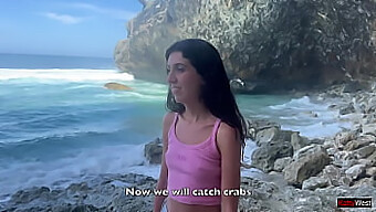 Katty West Dalam Adegan Panas Dengan Orang Asing Di Pulau Terpencil.