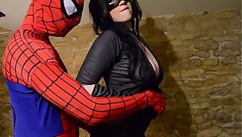 Polna Prsi Catwoman Daje Spidermanu Ročno Delo In Oralno Zadovoljstvo