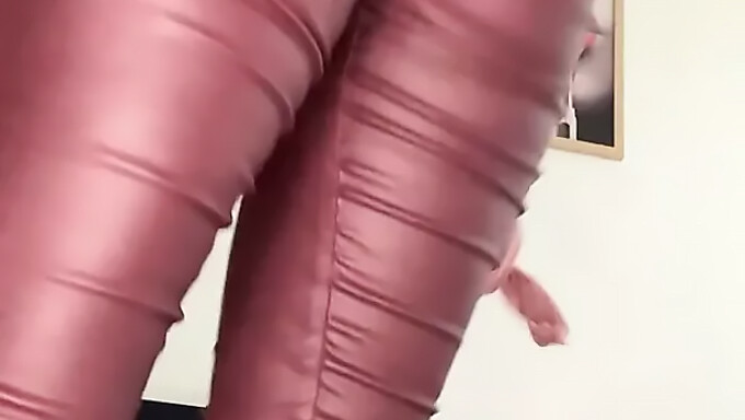 Arabische Ballerina Mit Lederhose Hat Einen Versauten Blowjob