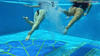 Dos Lesbianas Calientes, Diana Rius Y Sheril Blosson, En La Piscina