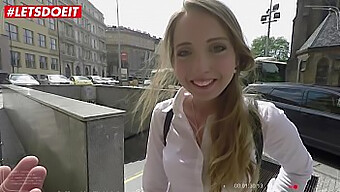 18-Letna Ruska Najstnica Anya Akulova Uživa V Velikem Tiču V Tem Videu Pov