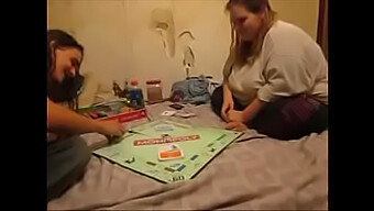 Wanita Dewasa Dijahili Dengan Keras Setelah Kalah Dalam Permainan Monopoli.