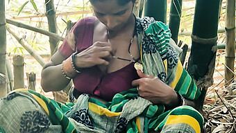 Bhabhi Desa Desi Menikmati Seks Di Luar Di Hutan