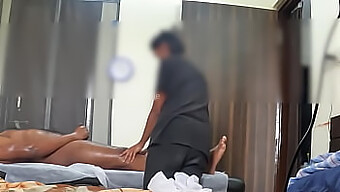 Cuộc Gặp Gỡ Massage Được Ghi Lại Bí Mật Với Một Nghệ Sĩ Ngực To