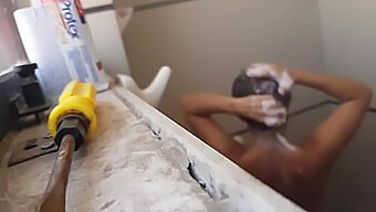 A Câmera Espiã Captura A Experiência Íntima De Um Homem No Chuveiro Colombiano Com A Ajuda De Miranda Salazar.