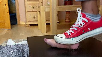 Saksalainen Tyttöystävä On Punainen Converse Chucks Murskata Hänen Pallot