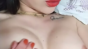 Lustvolle (18+) Teenagerin Mit Tattoo Spielt Vor Der Cam Mit Ihrem Kitzler