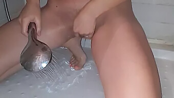 Caldo E Caldo: Il Bagno Della Zia Del Mio Amico Viene Scopato