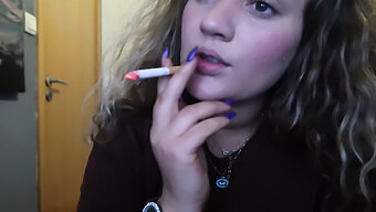 Nana De 18 Ans Fume Un Cigare Et Embrasse Passionnément