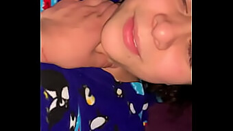 Milf Mexico Nhỏ Nhắn Và Sexy Thích Thú Với Một Màn Blowjob Nóng Bỏng Trong Video Này