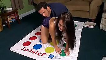 Nikmati Beberapa Kesenangan Seksi Dengan Yaz Dan Permainan Twister-Nya