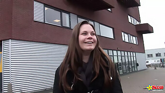 Brunette Teenager Giver Et Blowjob Og Får En Cumshot I Amatørvideo