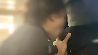 Video Buatan Sendiri Aksi Oral Batang Hitam Di Atas Bangku Bar