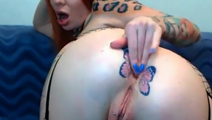 Belleza Tatuada Con Bragueta Es Fisting En La Webcam